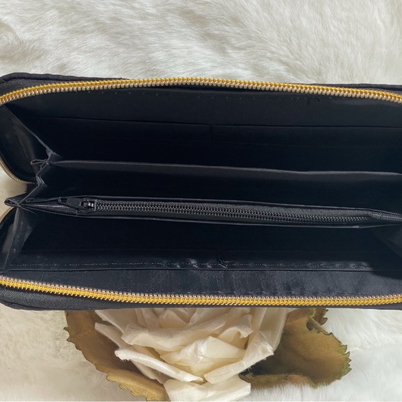 New no tag GORGEOUS EMBROIDERED WALLET with gold tone hardware 2 spots for cards - Picture 4 of 7